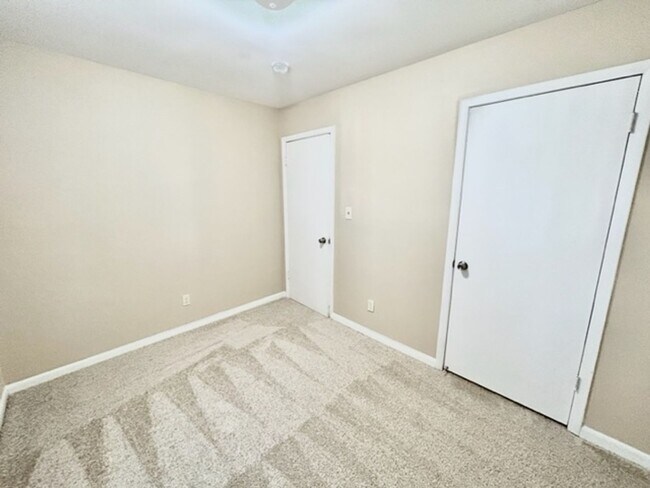 Building Photo - THREE BEDROOM/TWO BATH SOUTH HUNTSVILLE!