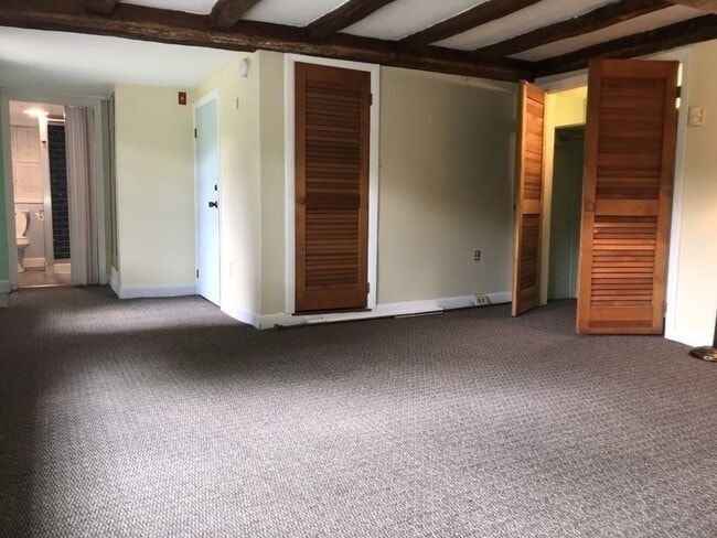 Building Photo - 25 1/2 King St