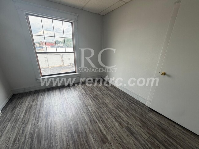 Building Photo - 425-3A Vermilion-N