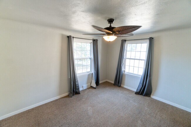 Building Photo - 2527 W Walton Ave