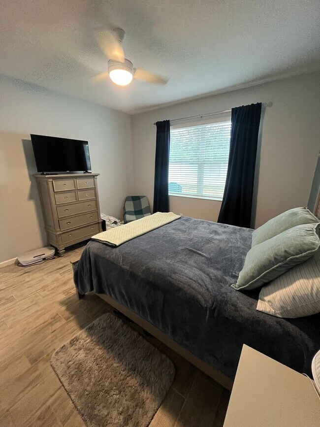 Building Photo - 887 Lady Bird Ln