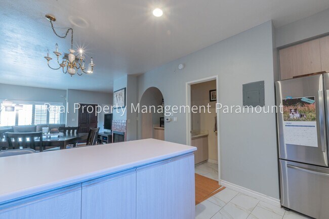 Building Photo - Stunning 2 Bedroom Townhouse in a Peaceful Neighborhood