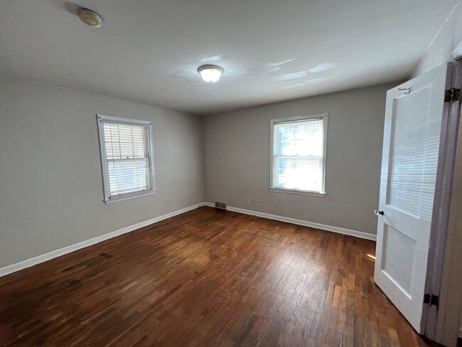 Building Photo - 4 Bedroom Duplex, ACROSS from KSU! Preleas...