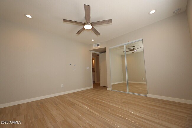 Building Photo - 476 E Linda Ave