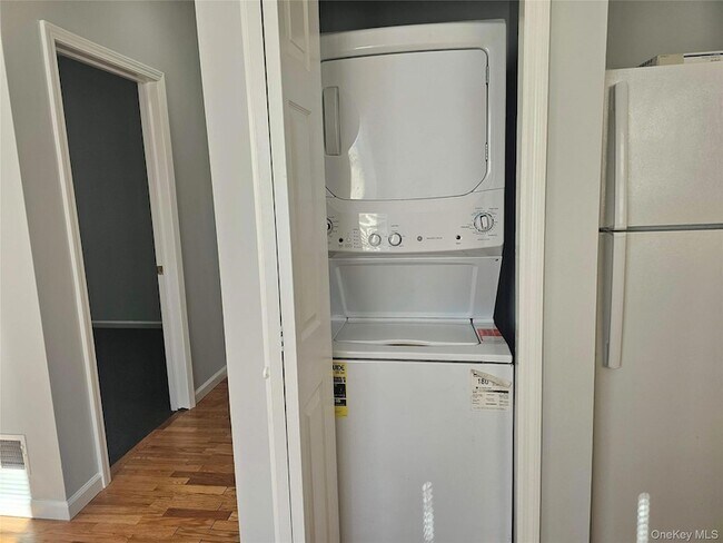 Building Photo - 10 Burnside Ave