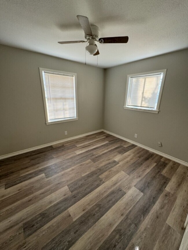 Building Photo - 565 Myrtle Springs