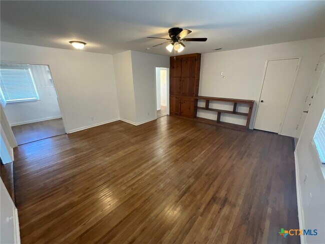 Building Photo - 1004 Lawndale Ave