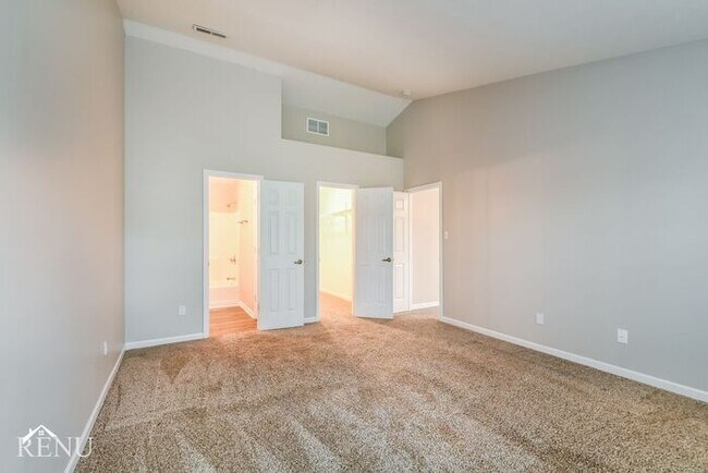 Building Photo - 643 E Pine Ridge Dr