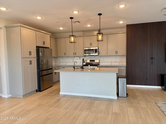 Building Photo - 734 E Doral Ave