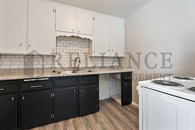 Building Photo - 1562 Floberta St