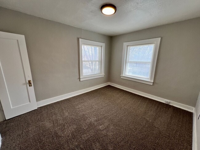 Building Photo - Upstairs 2-Bed, 1.5-Bath Duplex