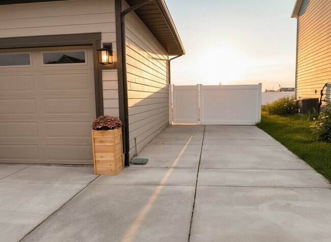 Building Photo - 2652 Daisy Dr.