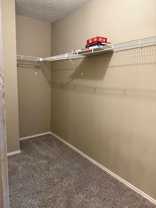 Building Photo - Private Condo Close to the Medical Center