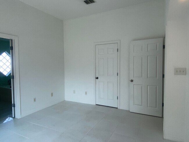 Building Photo - 4 BEDROOM, EASY COMMUTE