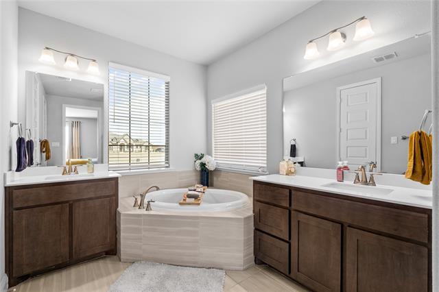 Building Photo - 6017 Mango Dr