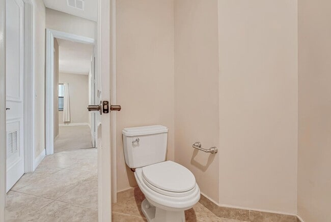 Building Photo - 10513 Versailles Blvd