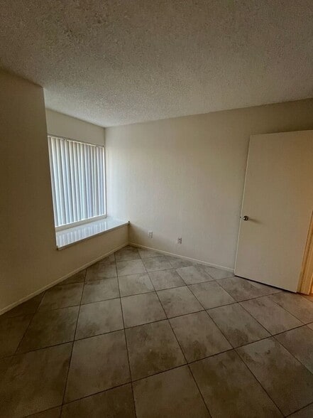 Building Photo - 1201 S McClintock Dr