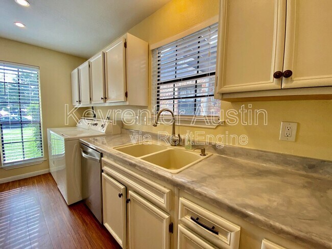 Building Photo - 1601 Faro Dr