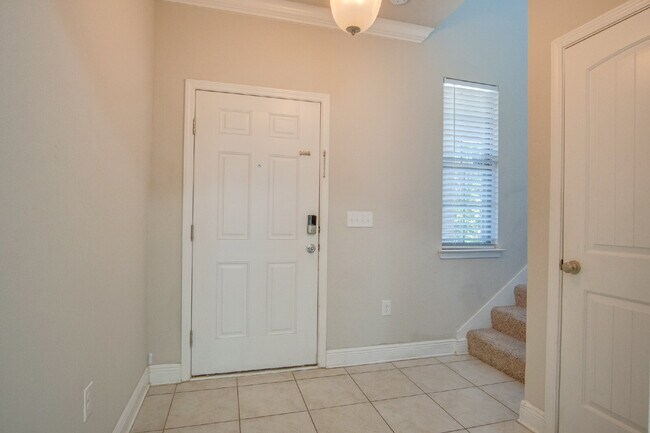 Building Photo - Highly desired 4/2.5 Gulf Breeze Home with hot tub!