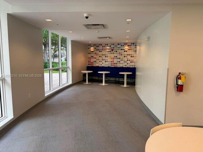 Building Photo - 2500 Parkview Dr