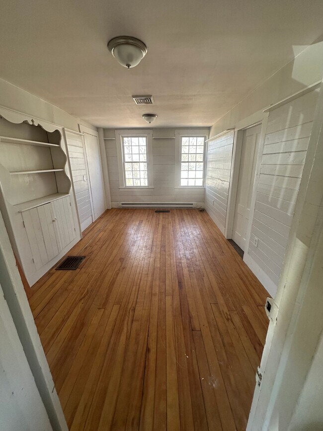 Building Photo - 546 Canaan St