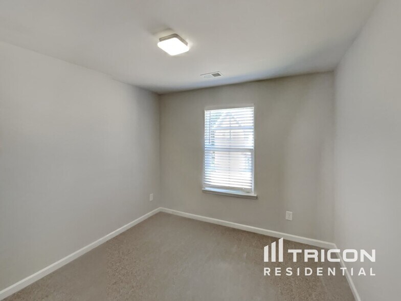 Building Photo - 409 Riverwood Ct