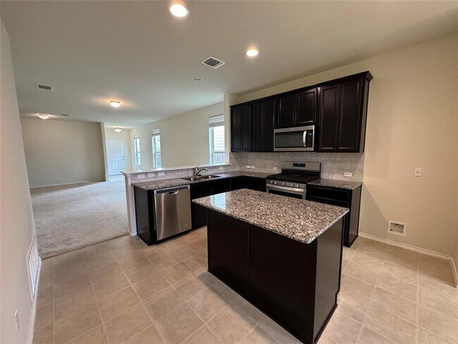 Building Photo - 250 Zuma Dr