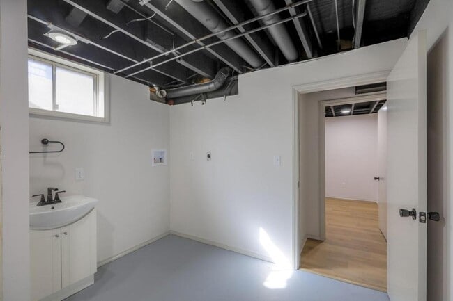 Building Photo - 902 Kingston Ct