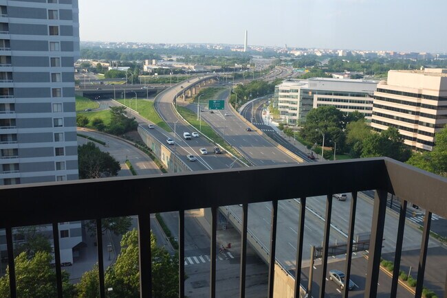 Building Photo - 1211 S Eads St