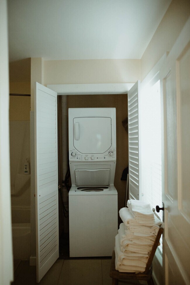 Building Photo - 108 W 6th St