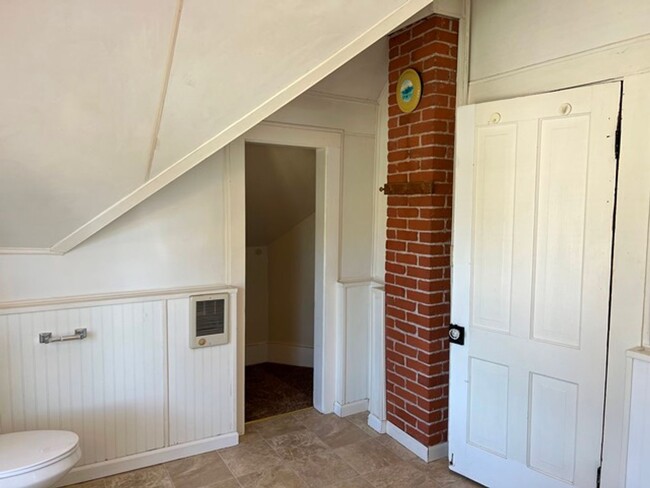 Building Photo - 4Bd/2Ba Two Story House-Available soon