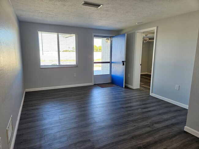 Building Photo - Annual Unfurnished 3 Bedroom 2 Bathroom Si...