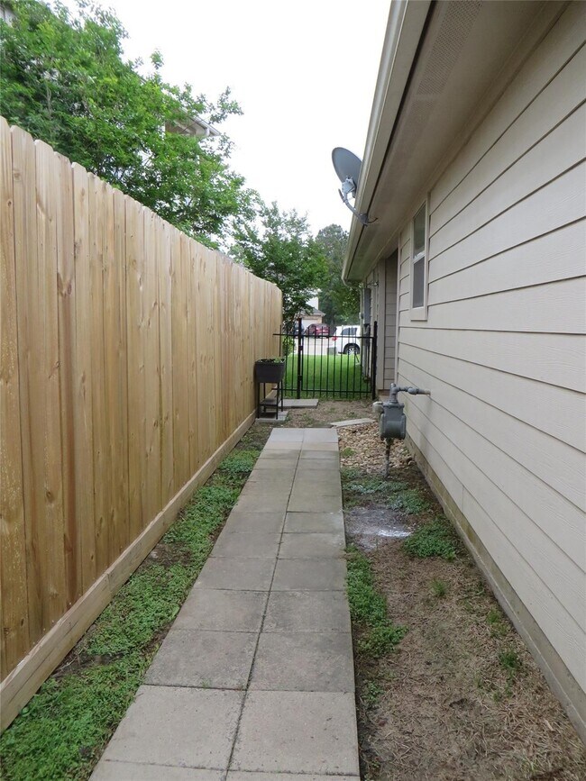 Building Photo - 1811 Arbor Glen