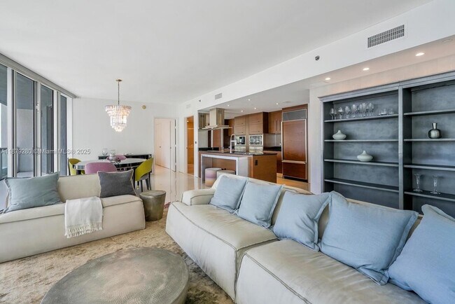 Building Photo - 495 Brickell Ave