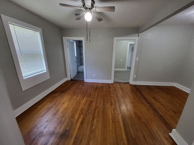 Building Photo - Remodeled 1 bedroom 1 bathroom duplex hous...