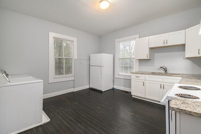 Building Photo - 3 bdrm, 2 bath home just a 3 minute walk t...