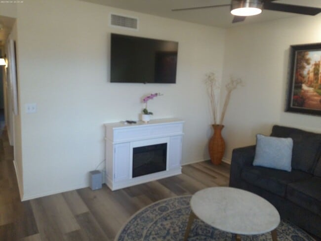 Building Photo - Beautifully designed short-term rental Or Long-Term offering comfort, style, and convenience