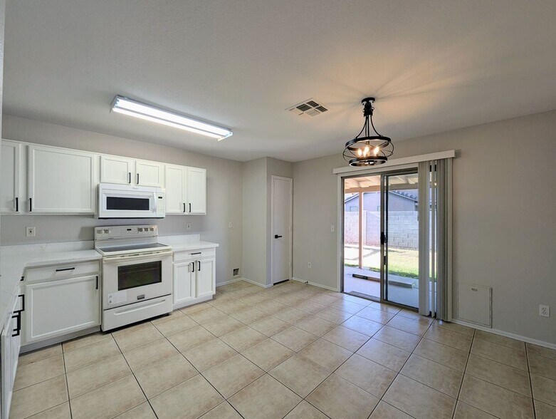 Building Photo - 3008 W Running Deer Trl