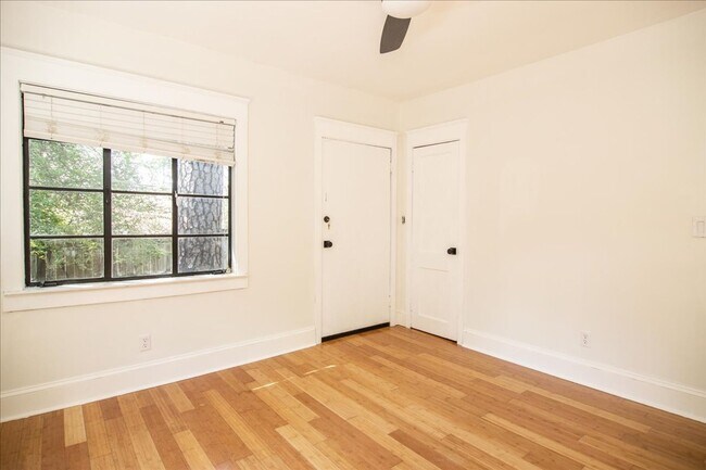 Building Photo - Beautifully Renovated 2/1 in Desirable Gra...