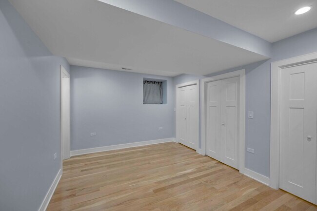 Building Photo - 2046 W Moffat St