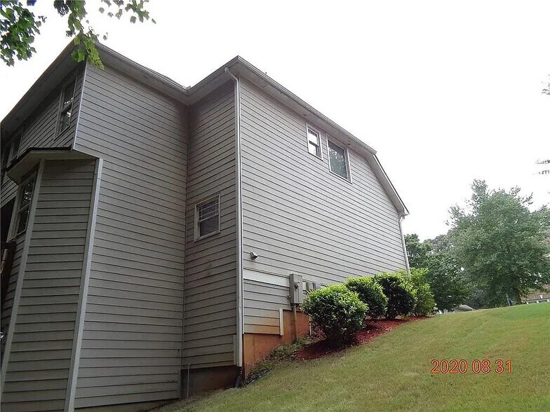 Building Photo - Room in House on Creekview Ridge Dr NE
