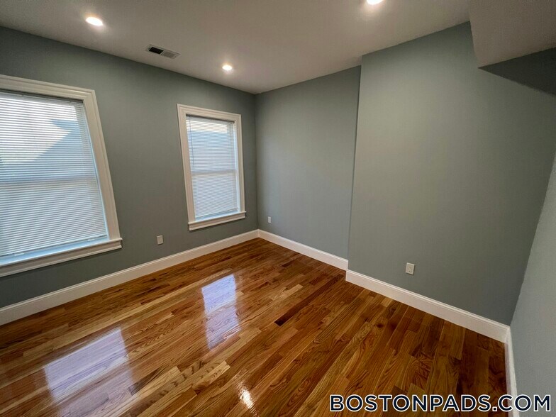 Building Photo - 29 Alpine St