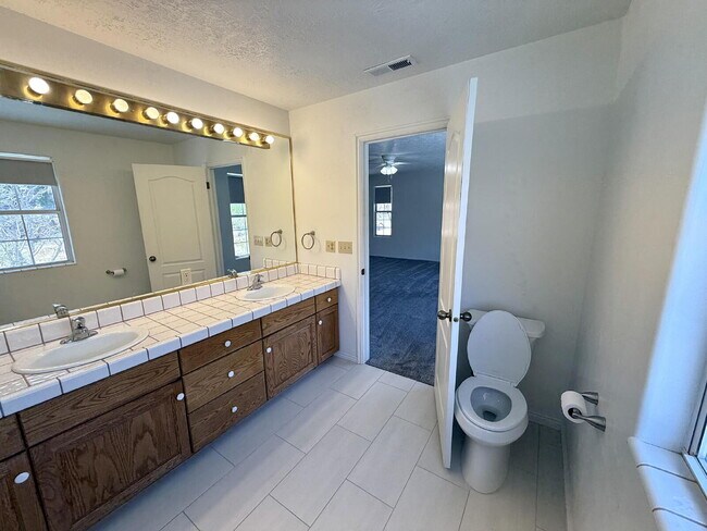 Building Photo - AVAILABLE AUGUST 4TH- RENT - 5 BDRM - 5 1/2 BATH - VIEWS VIEWS VIEWS