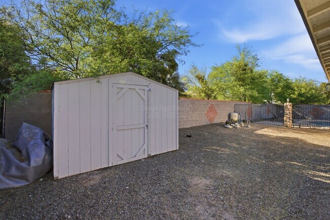 Building Photo - 1901 N Rosemont Blvd