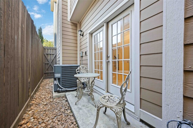 Building Photo - 609 Rutland St