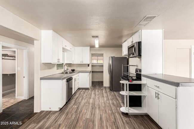 Building Photo - 809 N Gilbert Ave