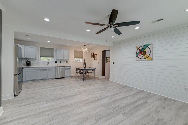 Building Photo - 746 Cartwright Dr