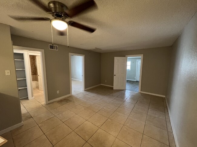 Building Photo - 3 bedroom/1 bathroom close to I10 and I35