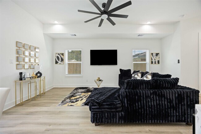 Building Photo - 964 Lucky St