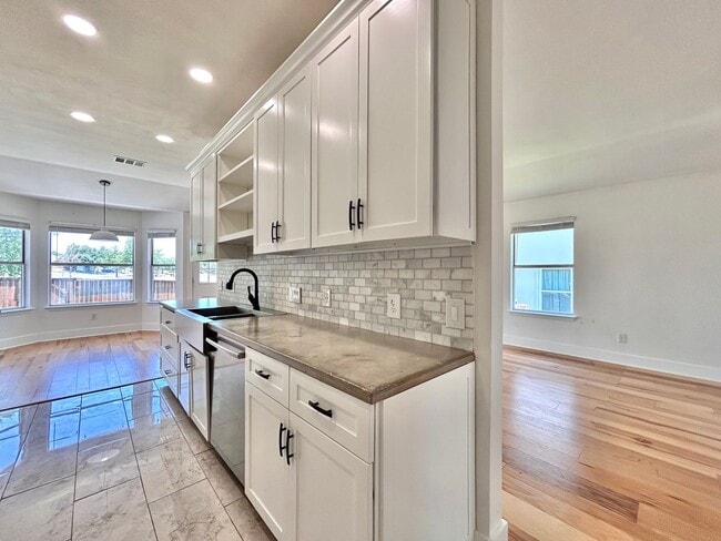 Building Photo - Charming Rustic Retreat – 3 Bed, 2 Bath Si...